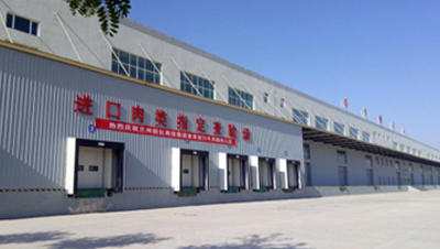 布局全省物流樞紐，充分利用已建成冷庫(kù)及冷鏈運(yùn)輸設(shè)施設(shè)備，結(jié)合區(qū)域經(jīng)濟(jì)特色，配套建設(shè)冷鏈物流設(shè)施、建立全省冷鏈中心、區(qū)域庫(kù)、分撥點(diǎn)三級(jí)物流網(wǎng)絡(luò)，形成以冷鏈集貨、精深加工、產(chǎn)品包裝、銷(xiāo)售配送、防疫消殺等為一體的冷鏈產(chǎn)業(yè)體系；積極拓展貨源，引入進(jìn)口肉類(lèi)、冰鮮水果等，滿(mǎn)足城鄉(xiāng)消費(fèi)升級(jí)和多元化需求；爭(zhēng)取納入國(guó)家級(jí)骨干冷鏈物流基地布局，促進(jìn)我省“牛羊菜果薯藥”等特色農(nóng)產(chǎn)品“走出省門(mén)，走向世界”。